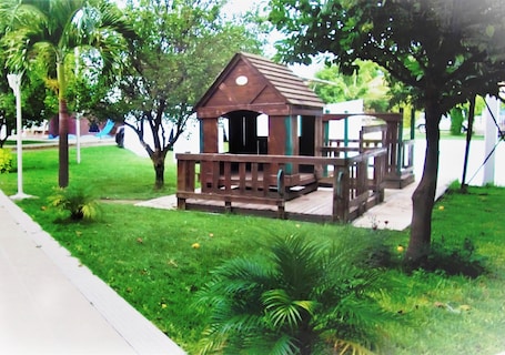 Área de juegos infantiles al aire libre