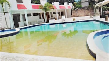 3 albercas al aire libre y camastros