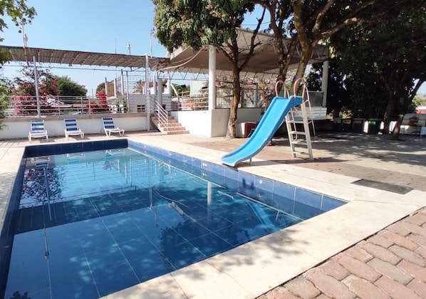 3 piscines a l'aire lliure i gandules