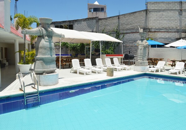 3 outdoor pools, pool loungers