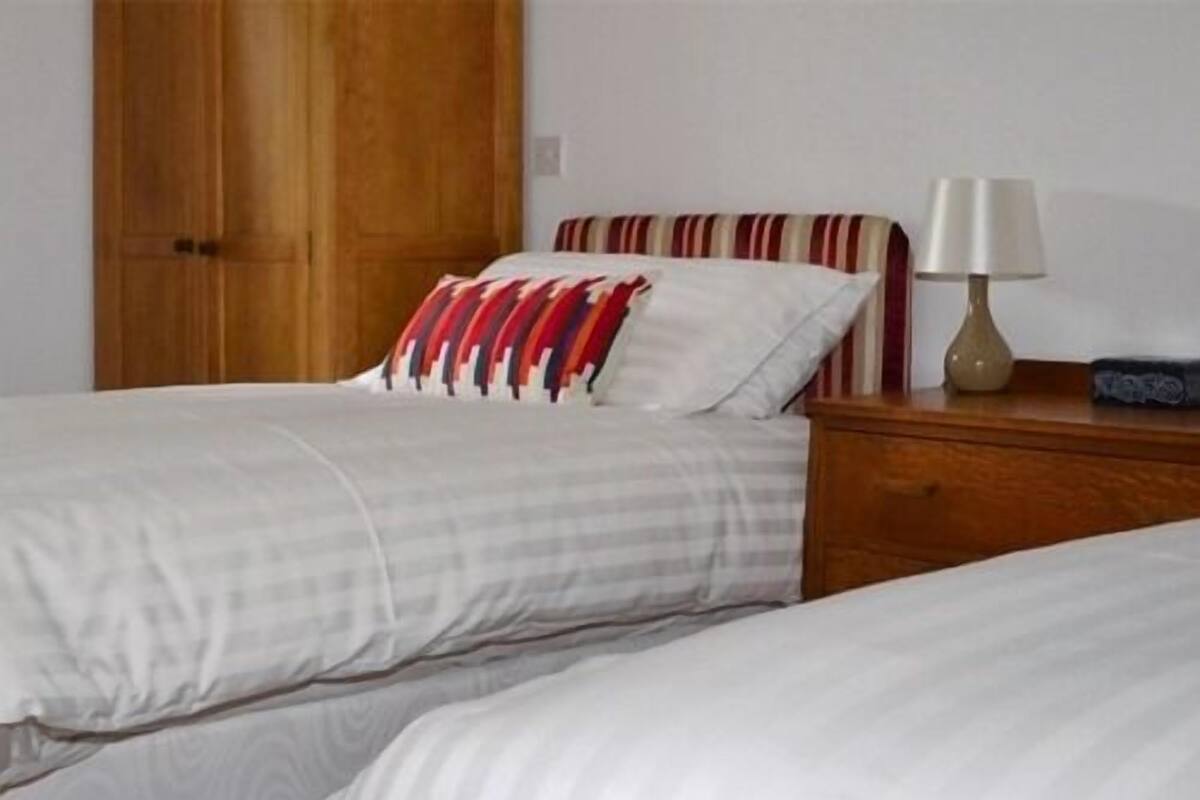 Twin Room, Ensuite | Desk, iron/ironing board, cribs/infant beds, WiFi (free)