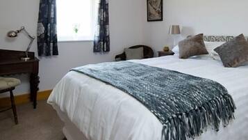 Double Room, Ensuite | Desk, iron/ironing board, cots/infant beds, free WiFi