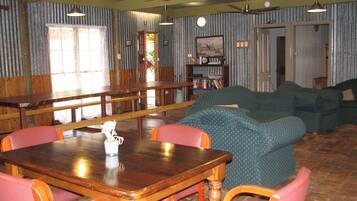 Traditional Cabin (2.5 Bedroom) | Breakfast area