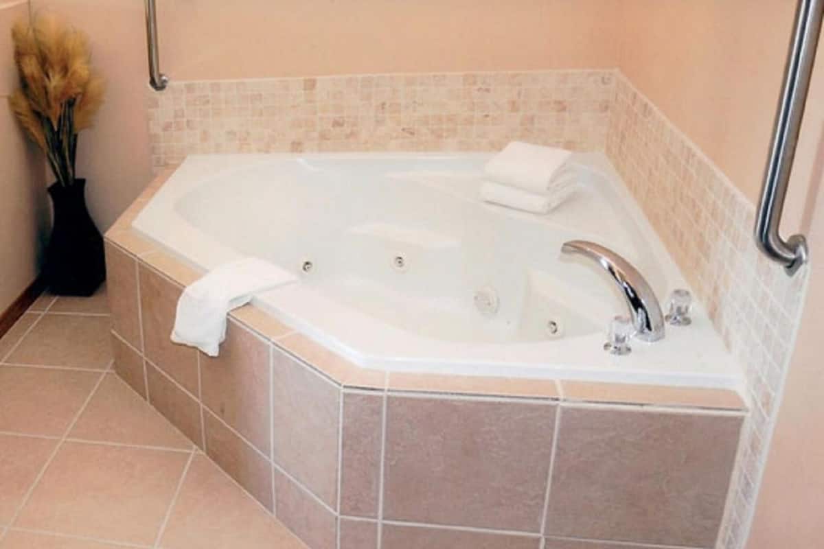 Habitación Deluxe | Baño | Tina con regadera, secadora de cabello, toallas