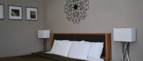 Tabla de planchar con plancha, wifi gratis y ropa de cama