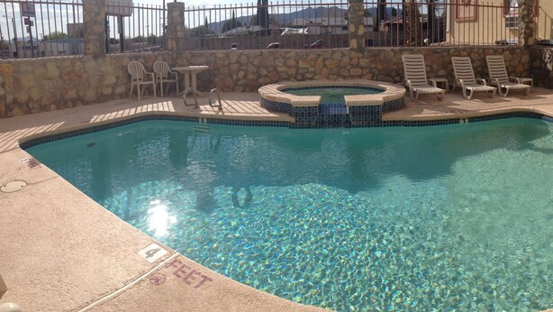 A clear swimming pool with lounge chairs and a hot tub. - The Soluna Hotel (El Paso)