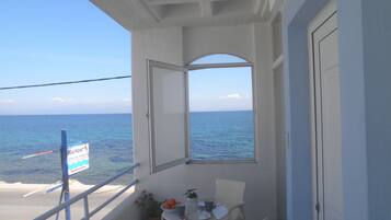 Suite, vista al mar | Balcón