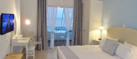 Värdeförvaringsskåp på rummet, unika möbler och mörkläggningsgardiner