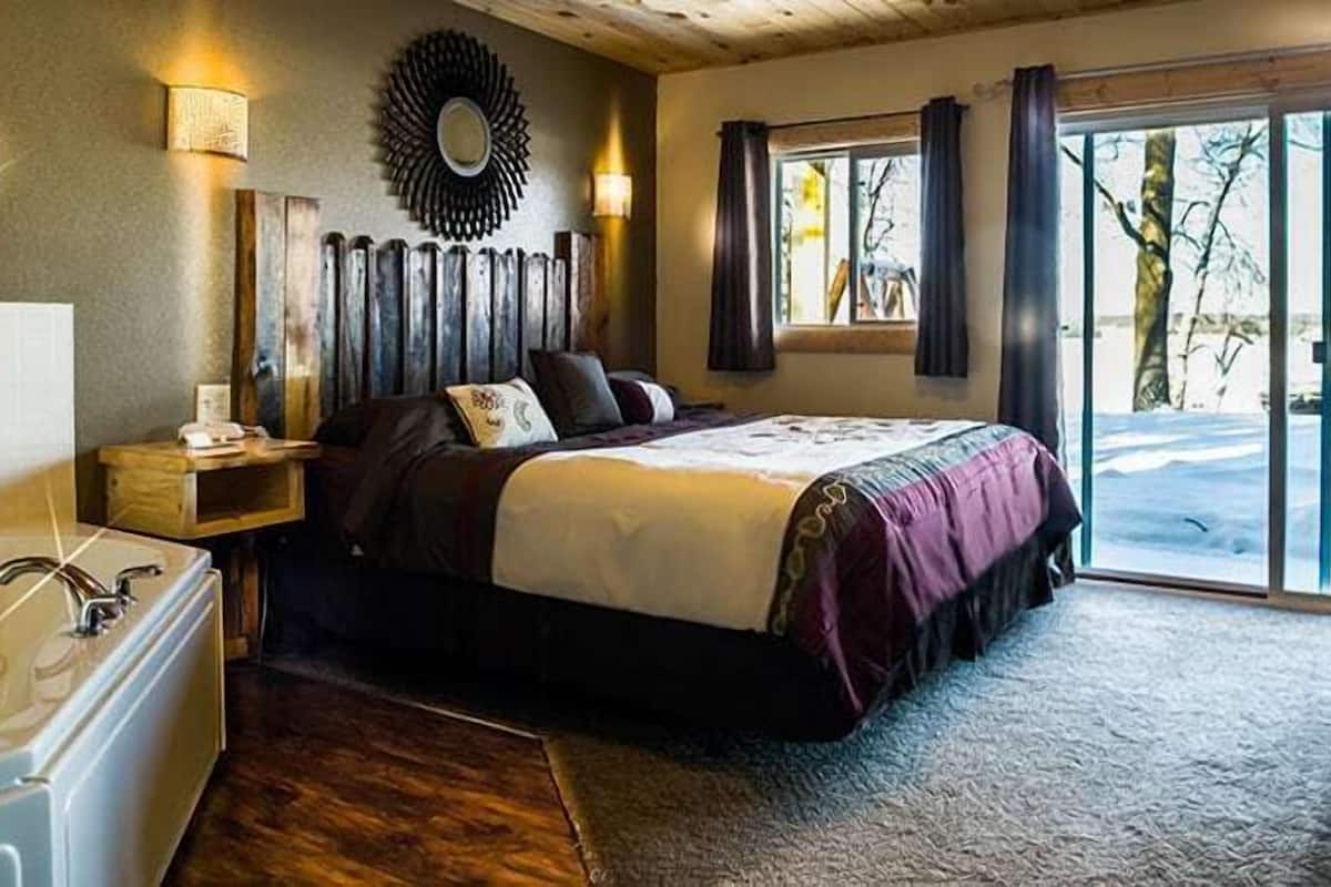 Premier Suite, Jetted Tub, Lake View (15)