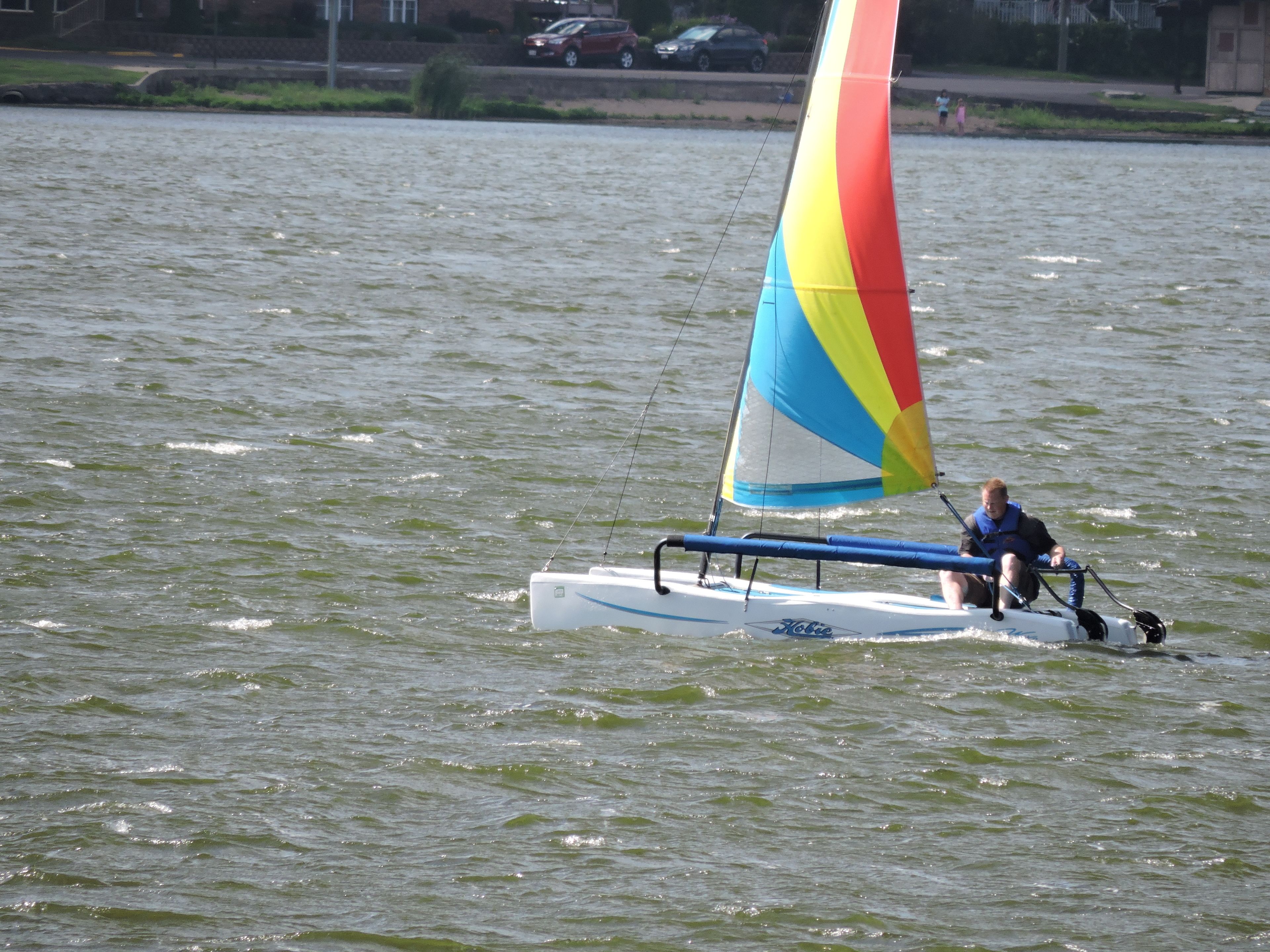 Ein Segelboot auf dem Wasser.