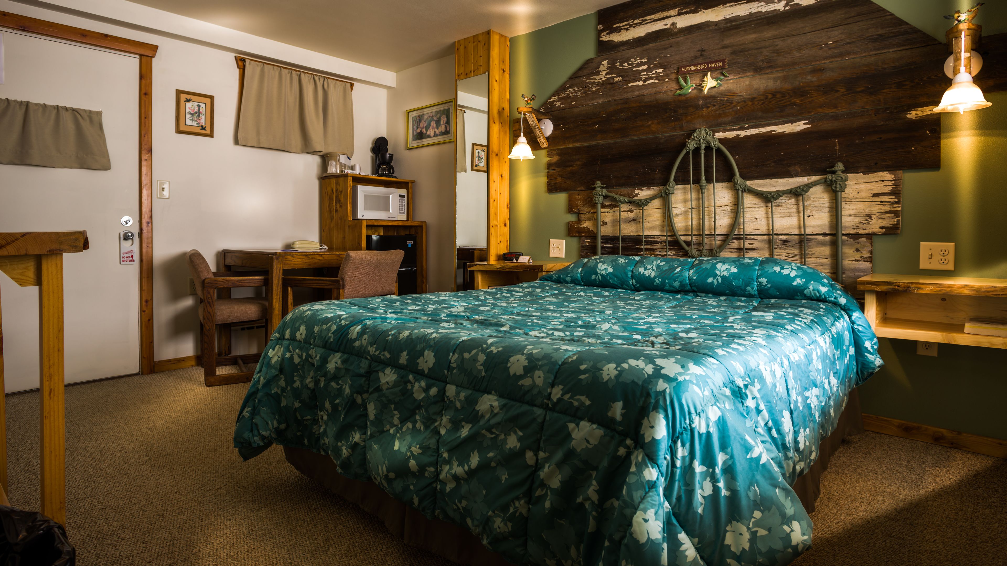 Une chambre à coucher avec un lit, un bureau et une chaise.