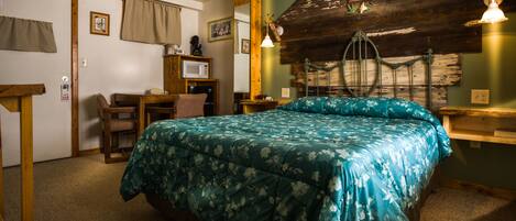 Une chambre à coucher avec un lit, un bureau et une chaise.