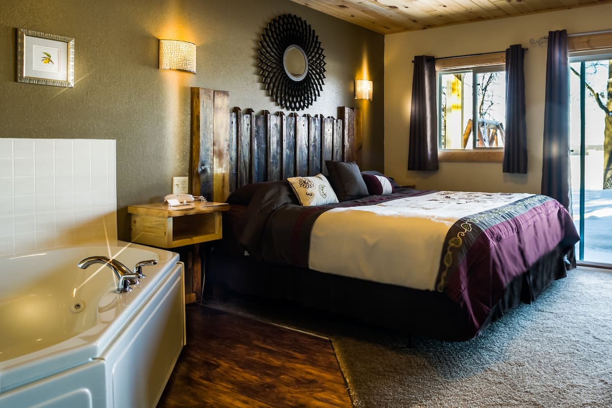 Suite Premier, bañera de hidromasaje, vistas al lago (15) | Ropa de cama de alta calidad y decoración individual