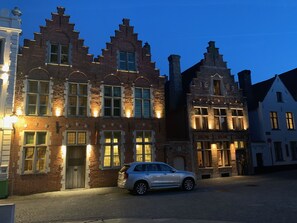 Il s’agit d’un bâtiment historique, doté d’une architecture européenne traditionnelle, caractérisé par de nombreuses fenêtres et une façade en briques.