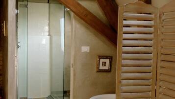Kamar Double atau Twin Deluks, pemandangan kota | Kamar mandi | Shower, perlengkapan mandi gratis, pengering rambut, dan handuk