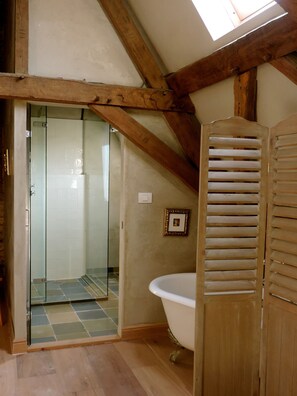 Deluxe kamer, 1 twee- of 2 eenpersoonsbedden, uitzicht op stad | Badkamer | Een douche, gratis toiletartikelen, een haardroger, handdoeken