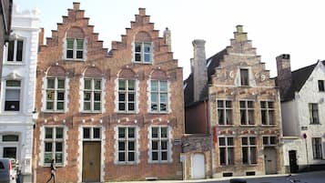 Een historisch gebouw met een traditionele Europese architectuur, met meerdere ramen en een opvallende ingang.