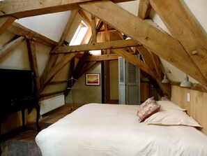 Premium bedding, individually decorated, desk, soundproofing