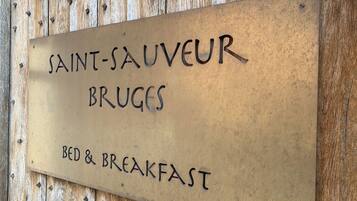 A sign indicating Saint-Saure Bruges Bed & Breakfast.