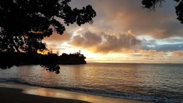 Una playa cerca, toallas de playa
