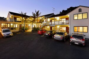 A multi-story hotel with a parking lot.