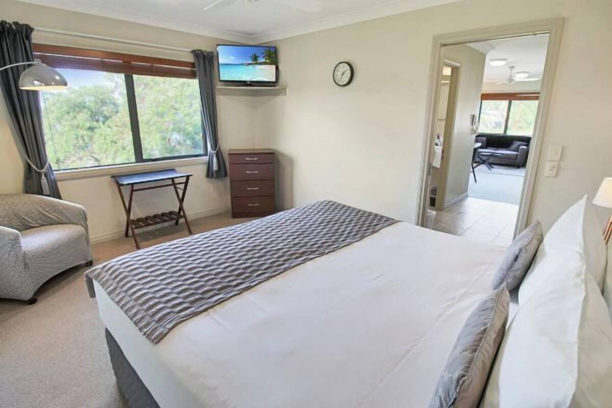 Premium bedding, down duvets, pillow-top beds, desk