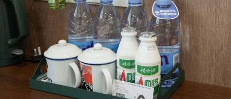 Un plateau contenant divers objets, notamment des bouteilles, une tasse et une boîte étiquetée « AD ».