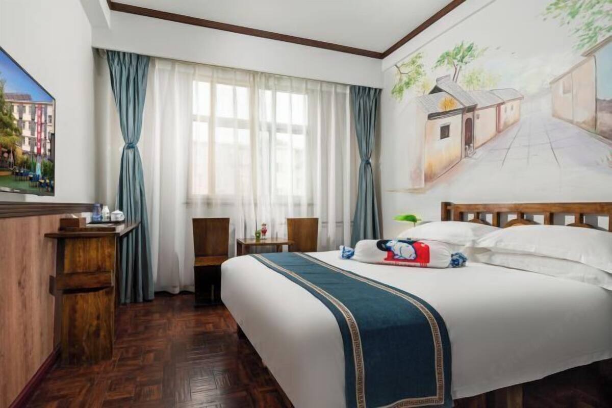 1 bedroom, premium bedding, minibar, desk
