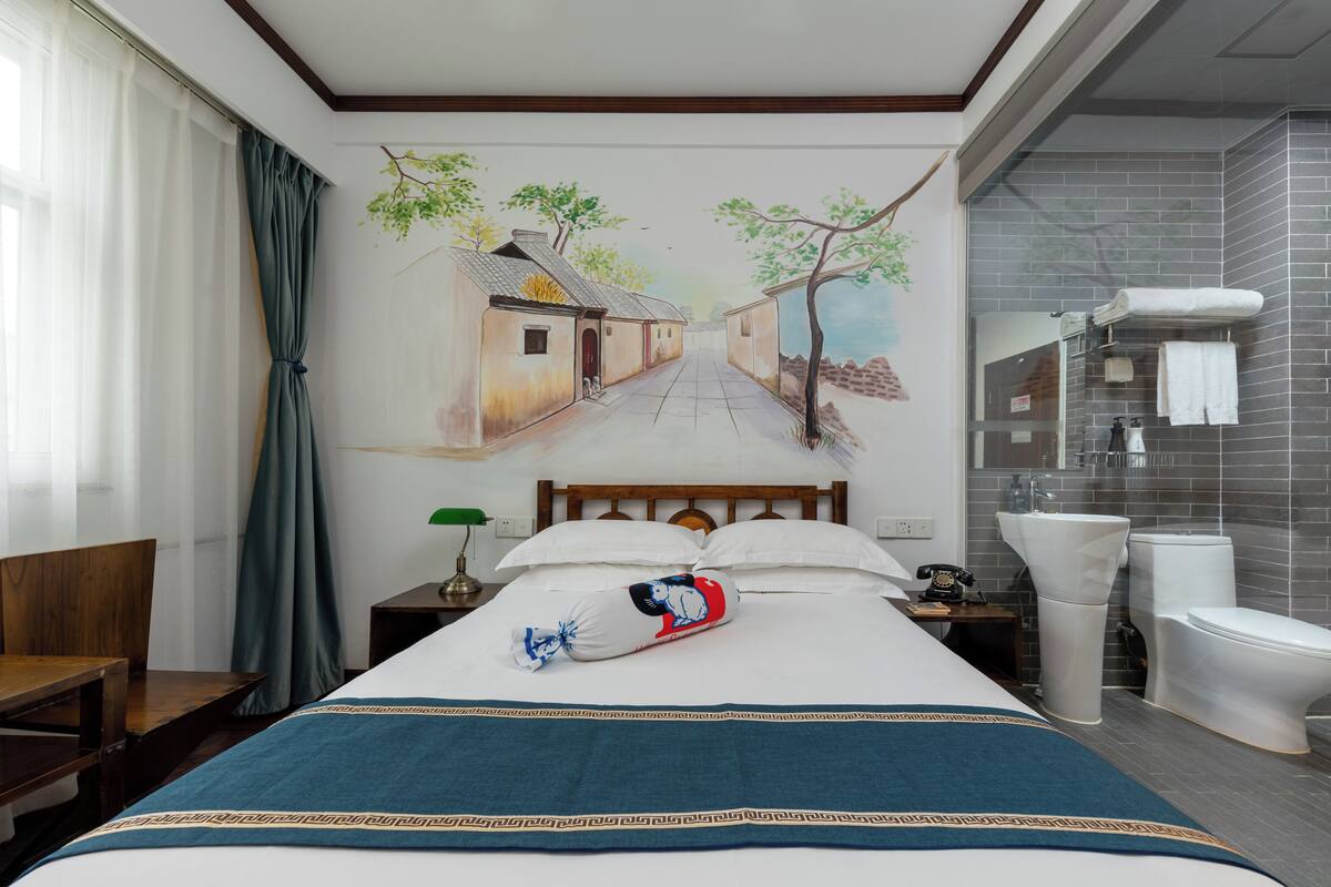 Classic Double Room | 1 bedroom, premium bedding, minibar, desk