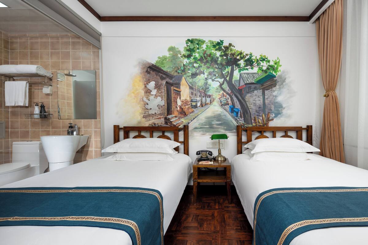 Twin Room | 1 bedroom, premium bedding, minibar, desk