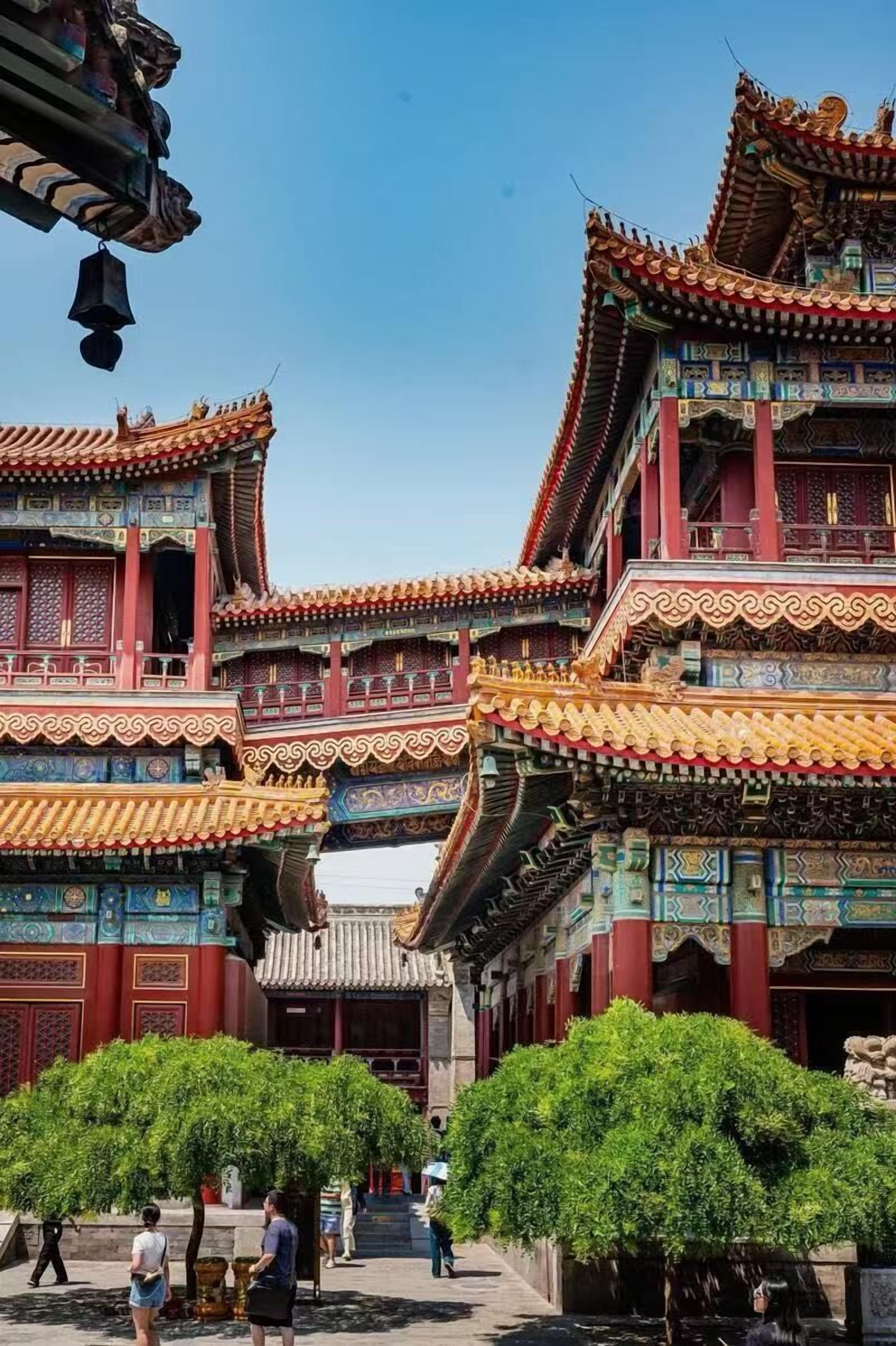 Een traditionele Chinese architectuurconstructie met versierde daken en meerdere niveaus.