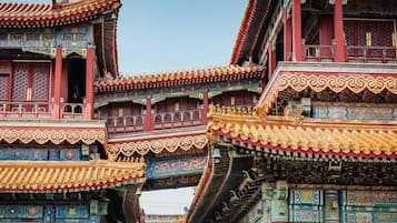 Una estructura arquitectónica tradicional china con techos ornamentados y varios niveles.