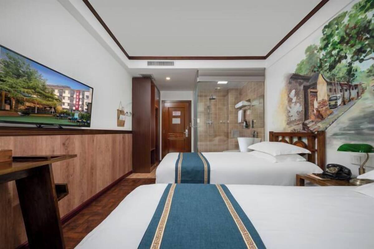 1 bedroom, premium bedding, minibar, desk
