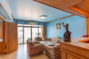 Suite | Desk, free WiFi, bed sheets - Capital O 1115 Wang Thong Hotel Maesai (Mae Sai)