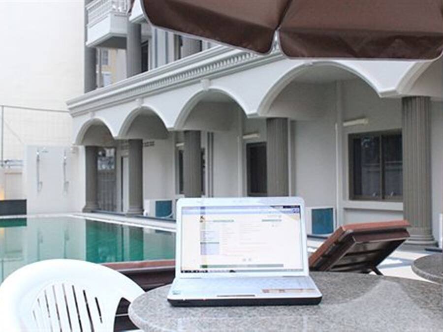 Een buitenzwembad, parasols voor strand/zwembad