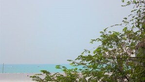 A beach view with a clear sky and calm sea. - Honey Lodge (Pattaya)