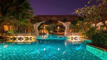 2 kolam renang terbuka
