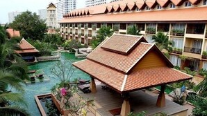 A resort with a swimming pool, a covered pavilion, and a multi-story building with balconies. - Villa Thongbura (Pattaya)