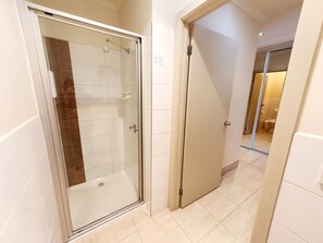 Two Bedroom Family Suite | Bathroom | Shower, free toiletries, hair dryer, towels - Werribee Park Motor Inn (Werribee)