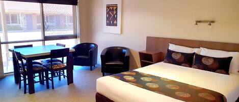 Espacio para trabajar con laptop y cortinas blackout