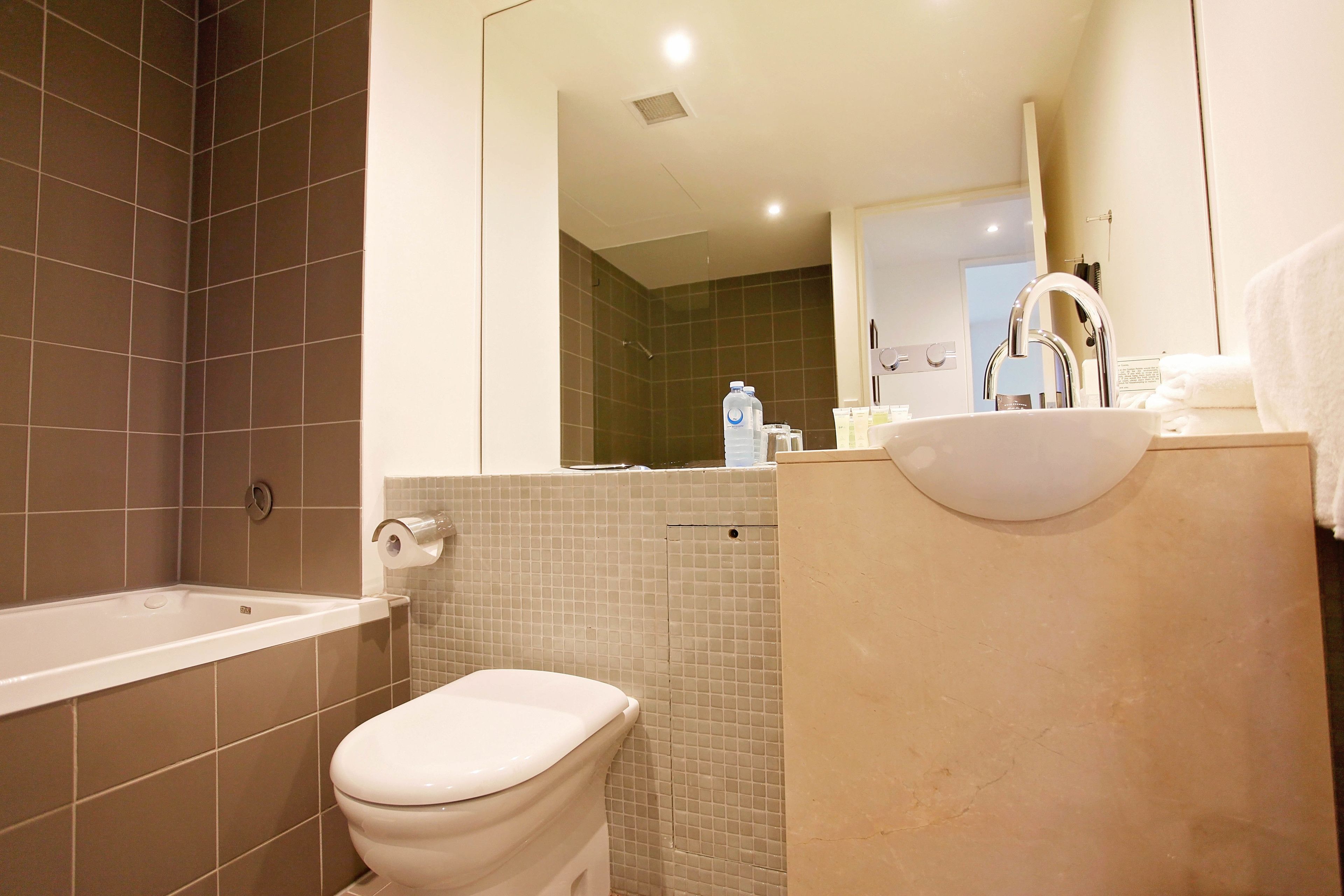 deluxe suite | bathroom | shower, free toiletries, hair dryer, towels
