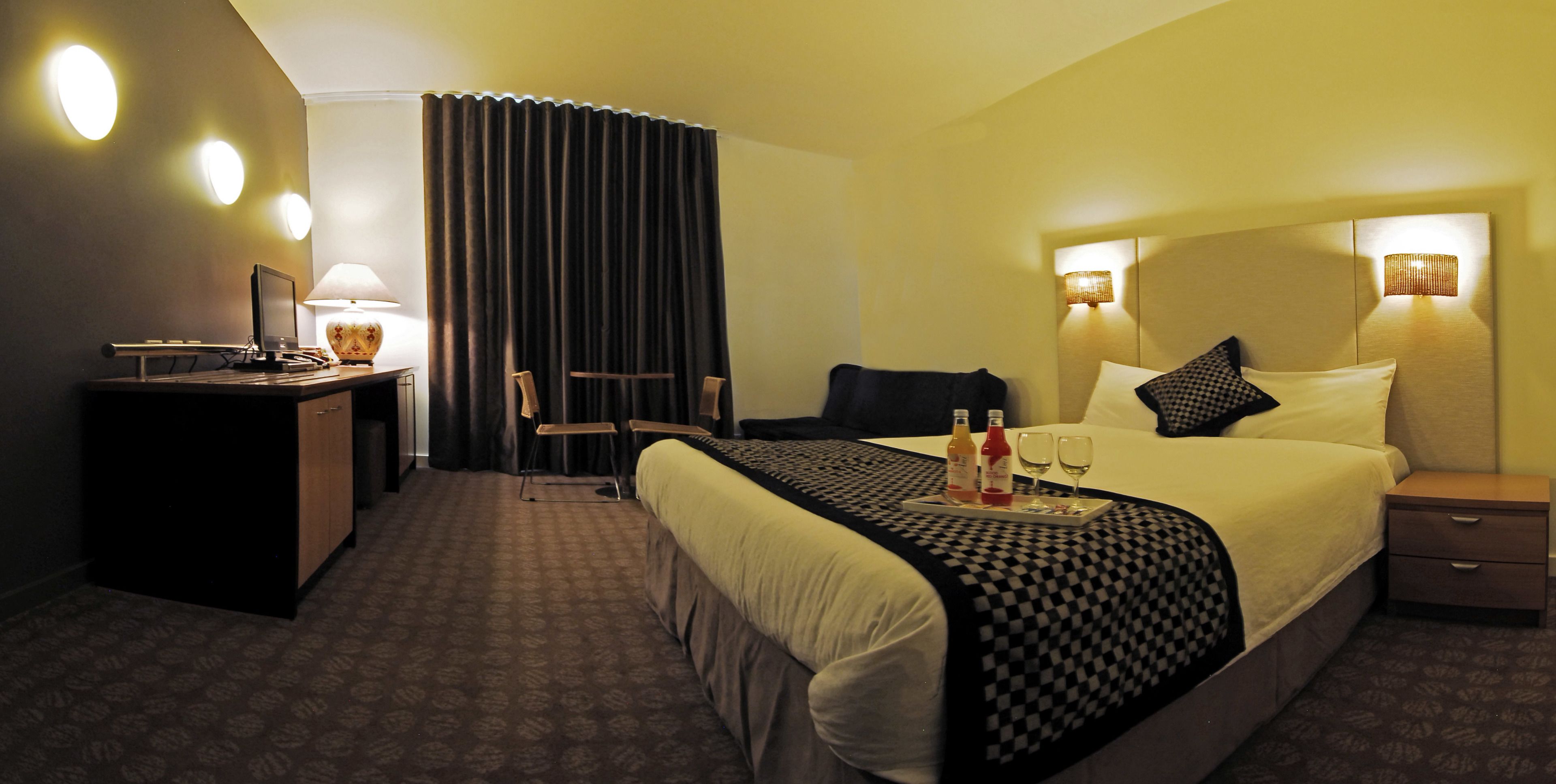 queen room | 1 bedroom, minibar, in-room safe, desk