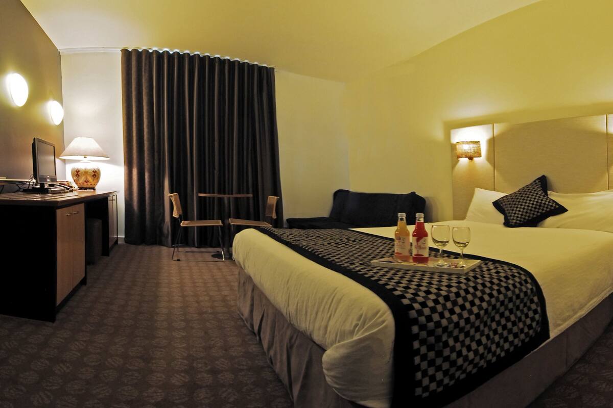 queen room | 1 bedroom, minibar, in-room safe, desk