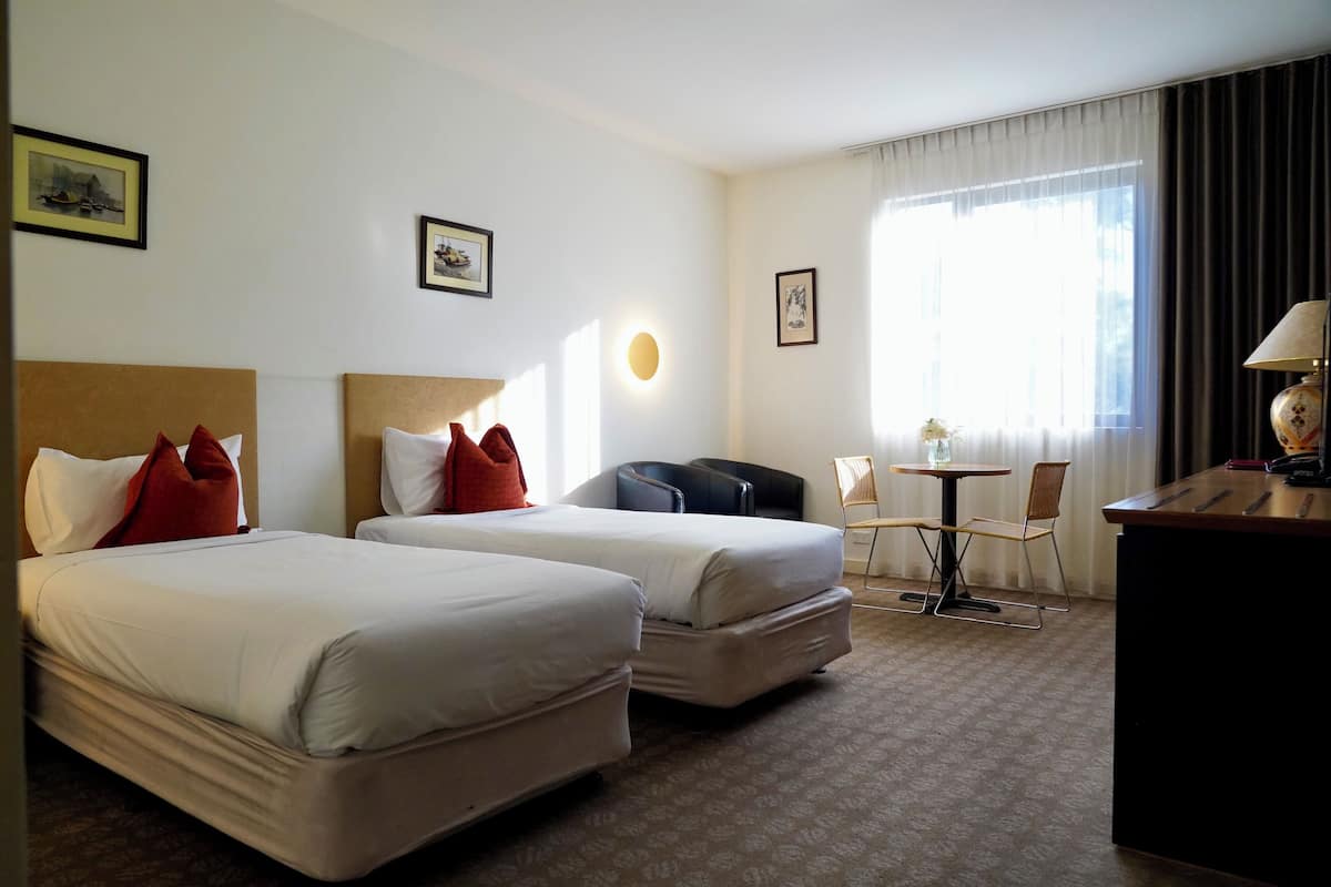 Twin Room | 1 bedroom, minibar, in-room safe, desk