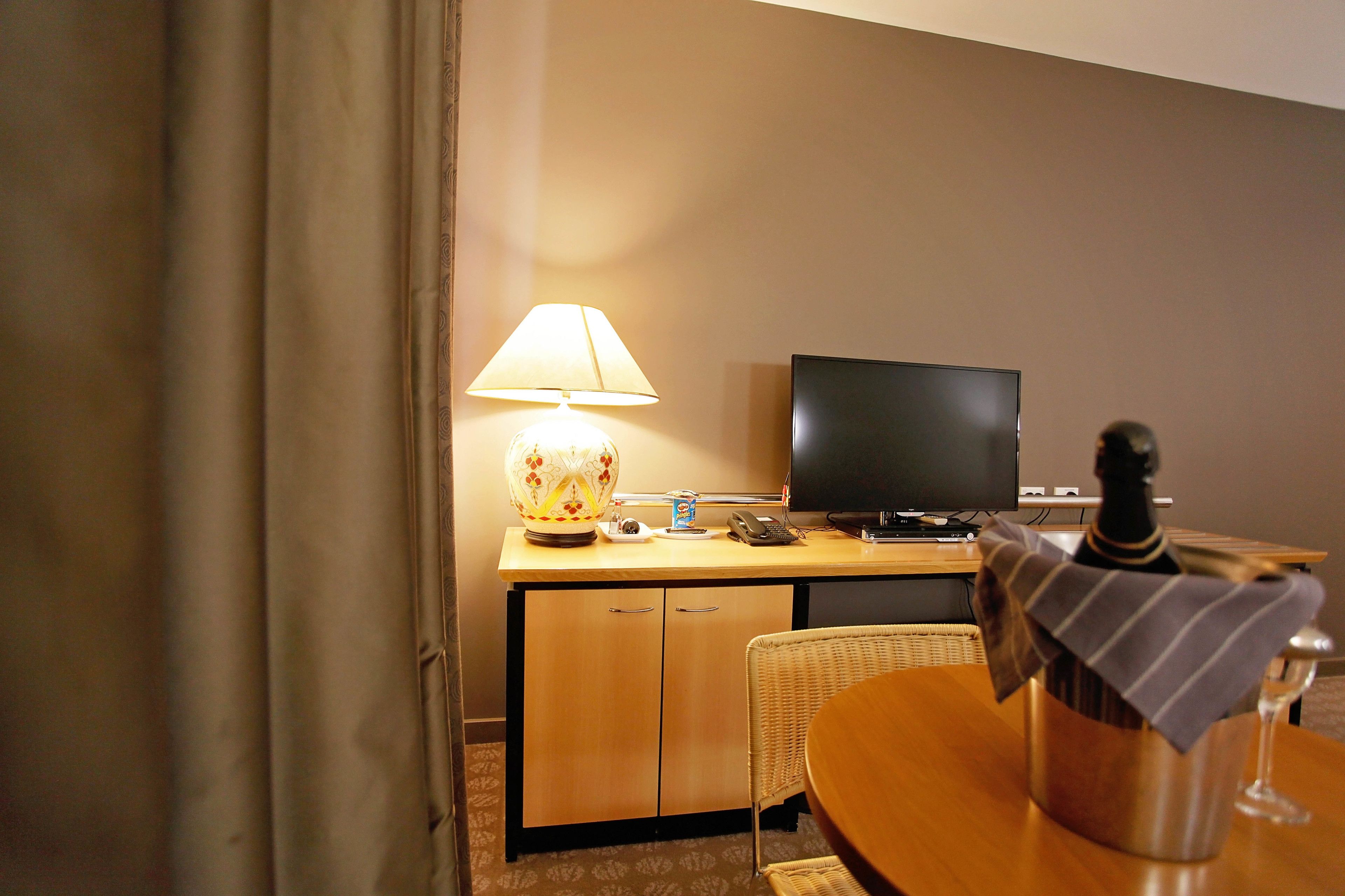queen room | 1 bedroom, minibar, in-room safe, desk