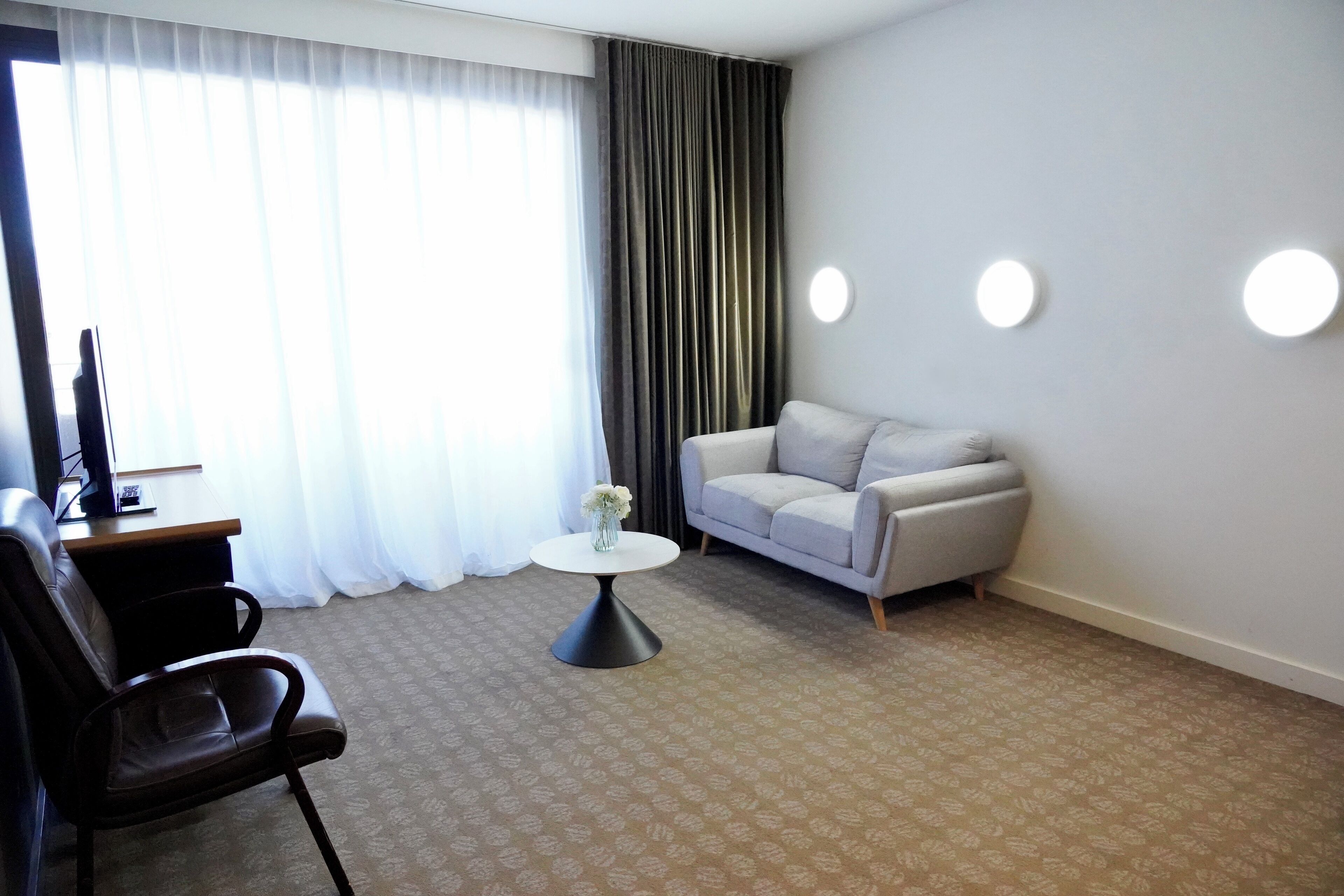 deluxe suite | living area | 42-inch lcd tv with digital channels, tv