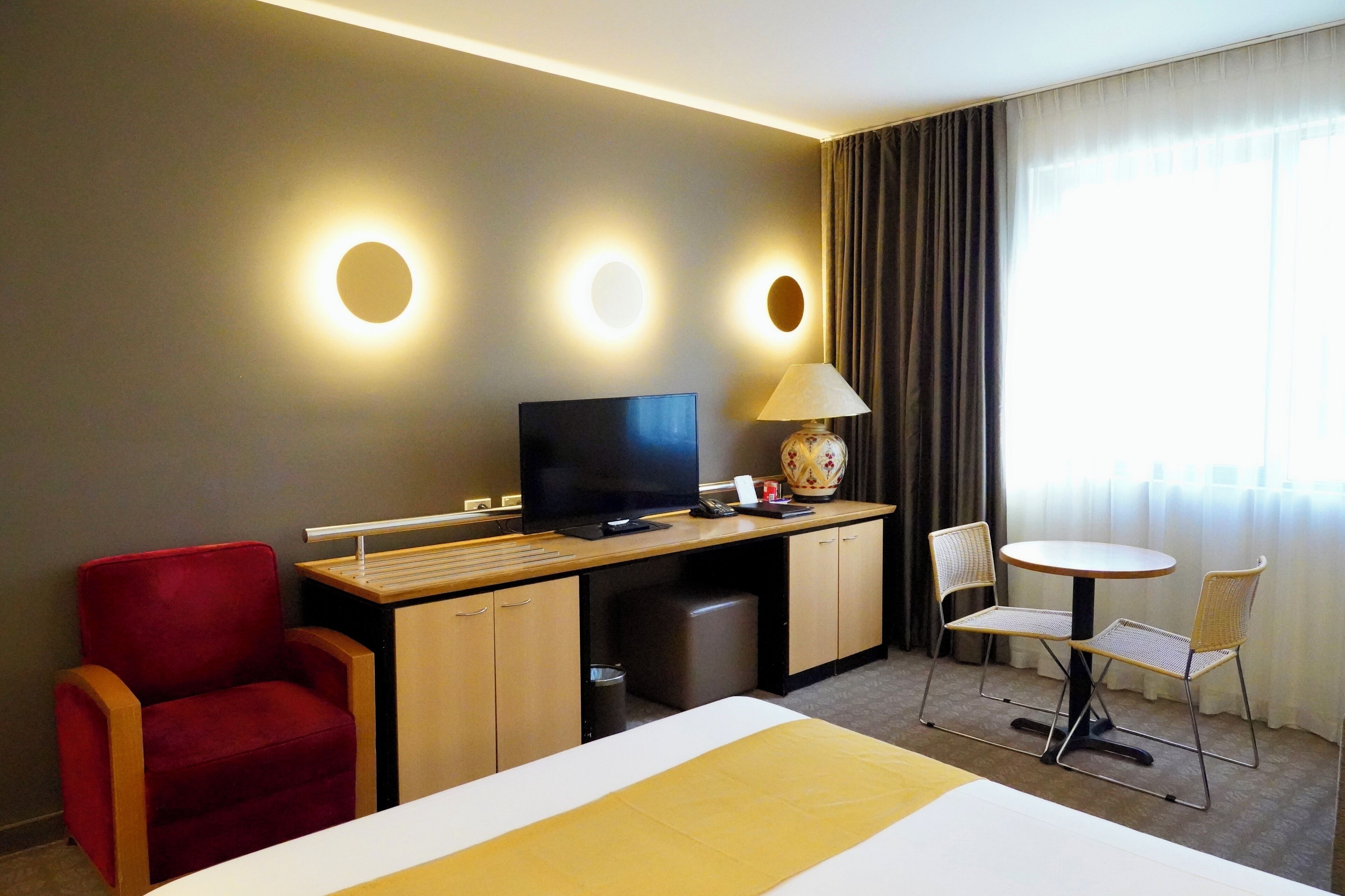 queen room | 1 bedroom, minibar, in-room safe, desk