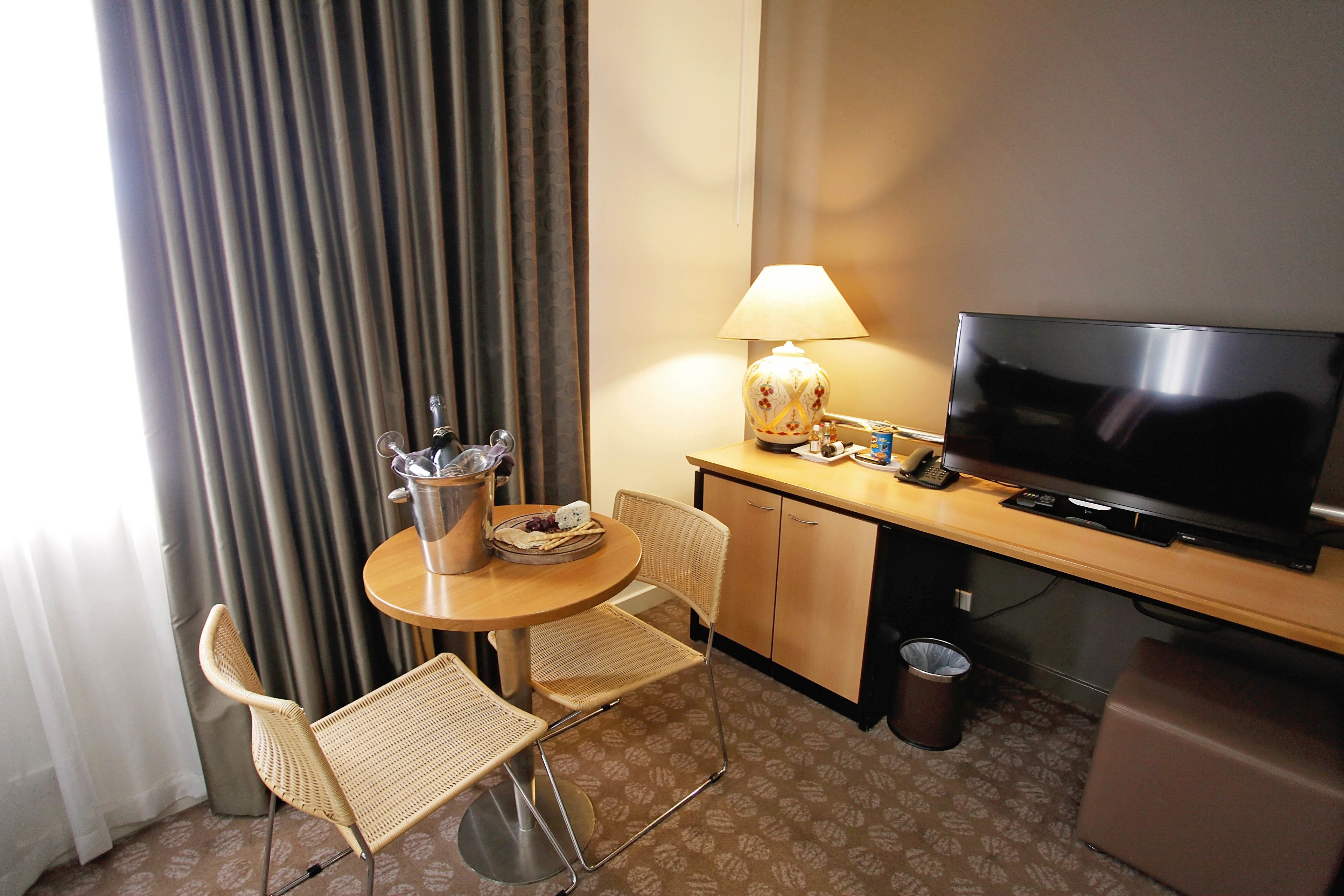 twin room | 1 bedroom, minibar, in-room safe, desk