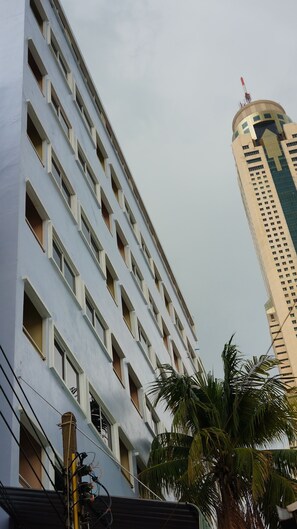 Vista frontal de la propiedad