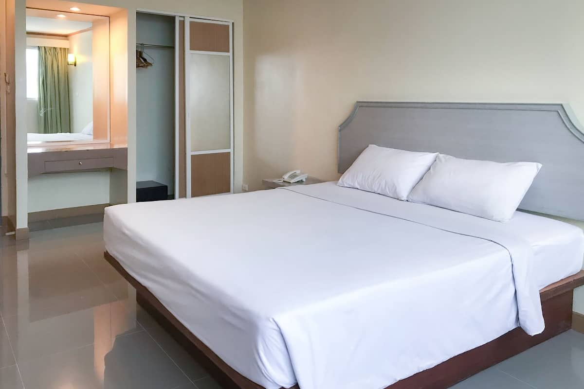 Deluxe Bathtub | In-room safe, rollaway beds (surcharge), WiFi (free)